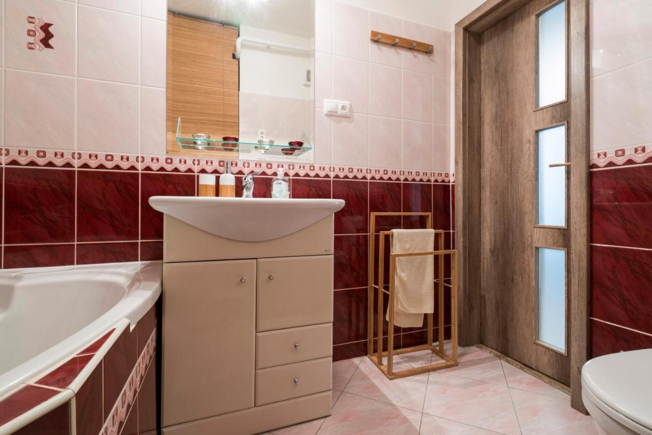 Stylish Centrally Located 1Br Apartment With Parking Братислава Екстер'єр фото